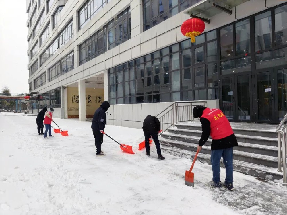 清雪有速度 行动有温度丨园区“突击队”除冰扫雪忙