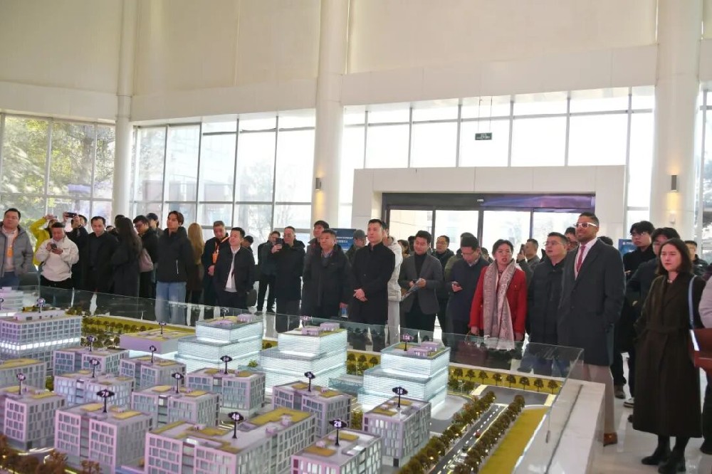 共筑跨境电商新生态│深圳市跨境电商协会携考察团赴郑投科技创新园参观考察