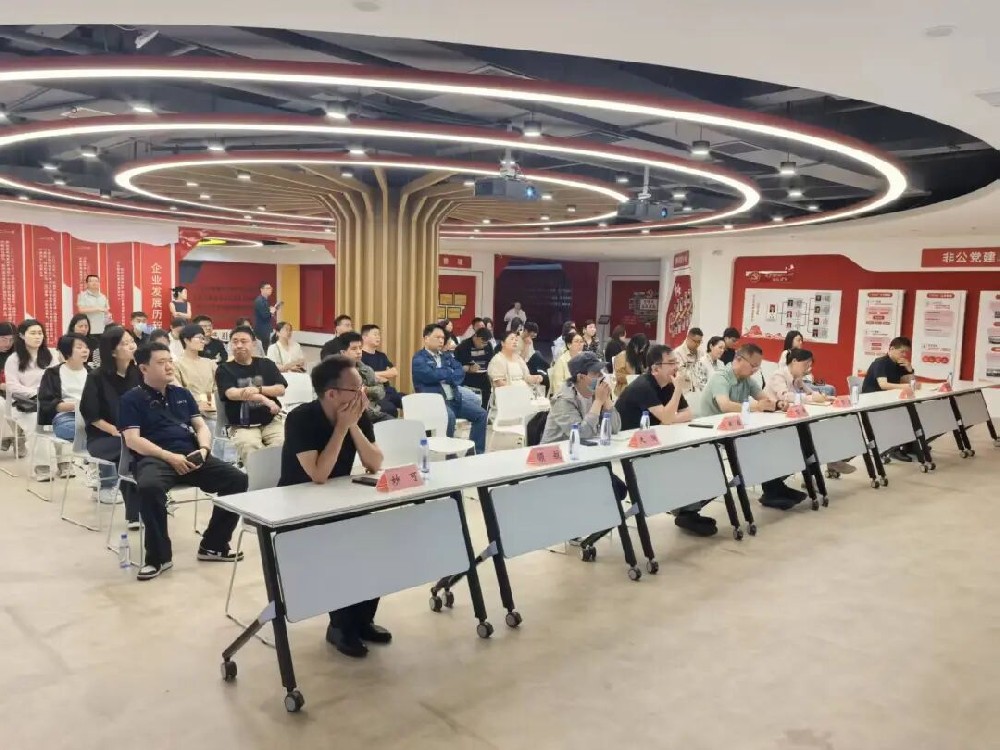 二七区促进民营经济暨设备更新、金融工具政策培训会在郑投科技创新园成功举办